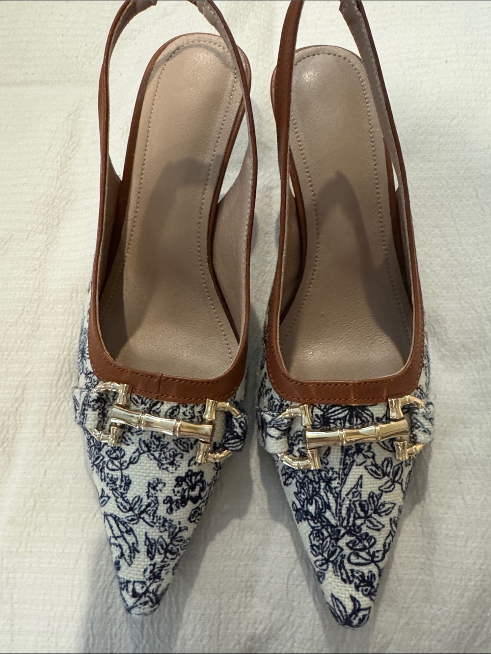 Source Unknown Navy Floral Pointed Slingback Heels with Brown Trim